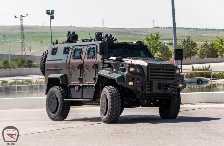 <p>Araçta gece ve gündüz görüşlü optik kamera sistemi bulunuyor. Kameralara yansıyan hedefe joystick kolla nişan alınıp tam isabet sağlanıyor. 2 ila 10 kilometrelik alanı tarayabilen termal kameraların tesbit, teşhis ve tanıma özelliği bulunuyor.</p>
