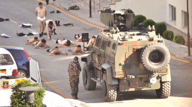 <p><strong>Darbeci hainleri 'Ejder' durdurdu</strong></p>
<p>Darbe girişiminin bastırılmasında kritik rol üstlenen 'Ejder Yalçın' terörle mücadelede en önde görev yapmak için devreye girdi.</p>
<p>FETÖ'nün darbe girişimi anlarında Ankara Gölbaşı'ndaki Özel Harekat binasından çıkan yirmi kişilik özel tim, ay sonunda teslim alınacak olan 10 ejder aracı da tanklara karşı durmak için gidip almıştı.</p>