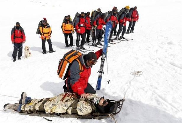 <p>Komando birliklerini aratmayan ağır eğitimleri ve tatbikatları ile Türk Silahlı Kuvvetleri'nin (TSK) merhametle uzanan eli olan Doğal Afet Arama Kurtarma Tabur Komutanlığı (DAK) Taburu, Türkiye'nin her bölgesinde göreve hazır bir şekilde eğitiliyor. </p>