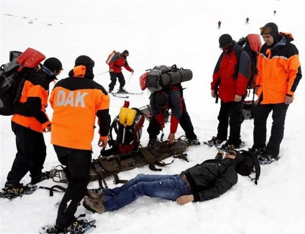 <p>Patlama, göçük, çığ, teknik dağcılık, balık adam, kayak, depremde arama kurtarma ve yangında arama kurtarma alanlarında eğitim gören ve tatbikat yapan birlikler, en ağır eğitimlerden biri olan komando eğitimleriyle her duruma hazırlanıyor. </p>
<p> </p>
