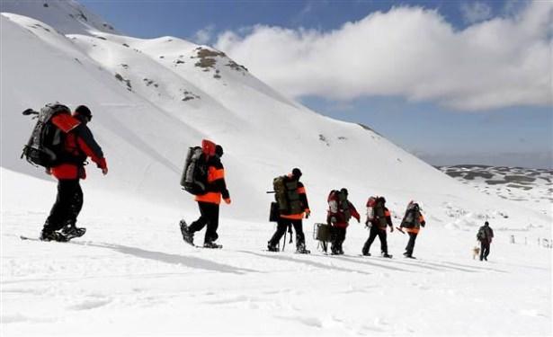 <p>Afet denilince Türkiye'de herkesin aklına ilk olarak deprem geldiğini belirten Binbaşı Tekin, "Halkımız büyük depremden sonra 'Afet' denilince aklına ilk olarak deprem geliyor.</p>
