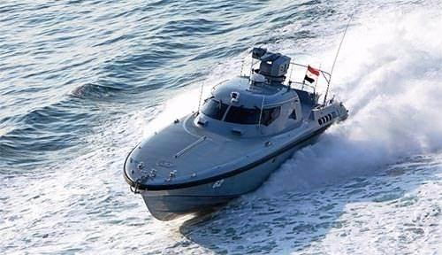 <p>Su üzerinde ulaştığı 120 km/saat (70 knot) hızla 'dünyanın en hızlısı' olarak gösterilen 'Kaan' sınıfı hücumbot, yakın geleceğin deniz savaşlarında bilinen tüm kuralları altüst edeceğe benziyor.<br />
Gemi teknolojisinde sınırları zorlayan milli şirket Yonca Onuk, 'MRTP 44' adı verilen 47 metrelik yüksek hızlı hücumbota 110 metrelik askeri gemilerin silah sistemlerini sığdıracak.<br />
Jet hücumbot, menzili 8 km'den 16'ya çıkarıldığı söylenen ve dünyada 'delemeyeceği zırh bulunmayan' ROKETSAN üretimi tanksavar füzesi Mızrak-U'lardan en az 4'er tane taşıyacak.</p>
