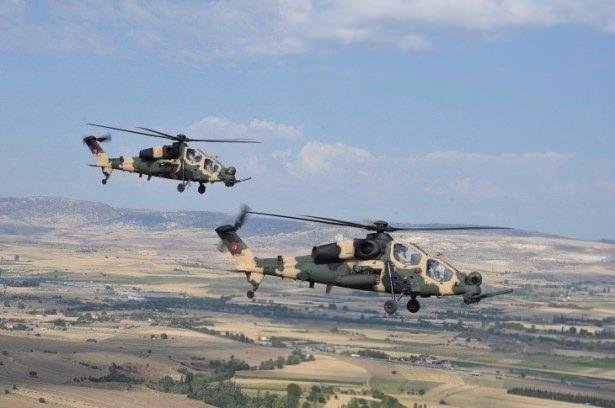 <p><strong>T129 ATAK HELİKOPTERİ</strong></p>

<p>AgustaWestland tasarımı A129 gövdesinin, Türk Silahlı Kuvvetleri'nin ihtiyaçlarına uygun şekilde; motor, aktarma organları ve kuyruk pallerinin değiştirilmesine ilave olarak milli aviyonik ve silah sistemleri ile teçhiz edilmesi sonucu ortaya çıkan T129, halen dünyada kendi sınıfındaki en etkin taarruz helikopteri olma ünvanını elinde tutmaktadır.<br />
TUSAŞ tesislerinde üretimi tamamlanan ilk T129 A prototipi ilk uçuşunu 17 Ağustos 2011'de gerçekleştirmiştir. İtalya'da üç adet ve Türkiye'de iki adet prototip ile devam eden test ve kalifikasyon faaliyetleri kapsamında kalifikasyon tamamlanana kadar toplam 750 saate yakın uçuş gerçekleştirilmesi planlamıştır.</p>
