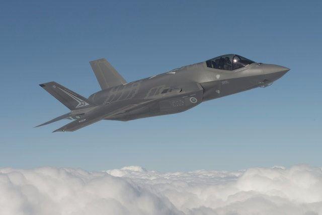 <p><strong>SİLAH SİSTEMLERİ</strong></p>

<p>Top: 1 × General Dynamics GAU-22/A Equalizer, 25 mm (0.984 in), 4-namlulu mitralyöz top, dahili 180 mermi ile beraber[N 1]</p>

<p>Silah istasyonları: 6 × harici silah kulesi ( 6,800 kg kapasiteli) kanatlarda ve çift silah kuleli iki adet dahili iç bölüm. Toplam 8.100 kg (18,000 lb) silah yükü aşağıdaki kombinasyonları mevcut.</p>
