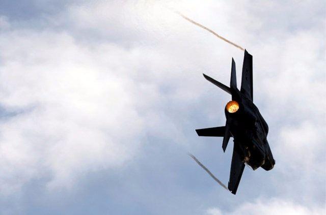 <p>General Pleus'a göre, diğer 4. nesil savaş uçaklarıyla yapılan it dalaşı testlerinde F-35'lerin yüksek manevra kabiliyeti nedeniyle kusursuz bir üstünlük sağladığını ve söz konusu it dalaşı olduğunda F-35'lerin görünmez ve yenilmez olduğundan bahsetti.</p>
<p> </p>
<ul>
</ul>
<ul>
</ul>