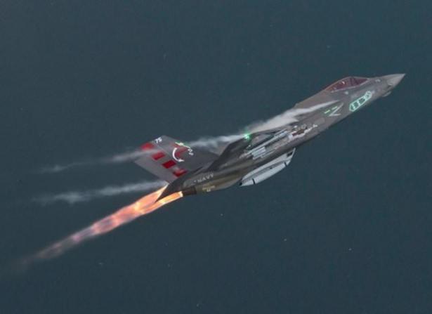 <p>Kasım ayında ilk test sürüşü başarıyla gerçekleştirilen F-35A savaş uçağının füze atışı denemesi de başarılı oldu.</p>
