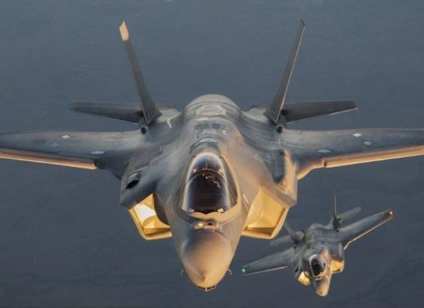 <p>Bir savaş uçağında olması gereken tüm özelliklerin tek bir uçakta tasarlandığı F-35'lerin üretim projesinde yer alan 9 ülkeden biri de Türkiye'dir.</p>
