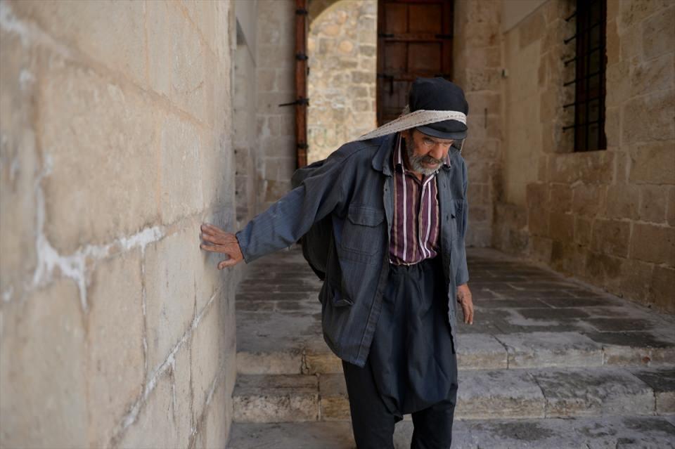 <p>AA muhabirine Arapça ve Türkçe yaptığı açıklamada, askerlik dönüşü geliri iyi olduğu için hamal olmaya karar verdiğini, aldığı iple mesleğe başladığını söyledi.</p>
