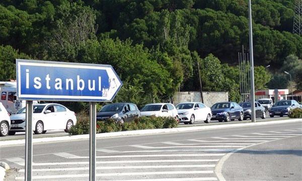 <p>Çanakkale, Eceabat, Gelibolu ve Lapseki'deki iskelelere giden araç kuyrukları... </p>
<p> </p>