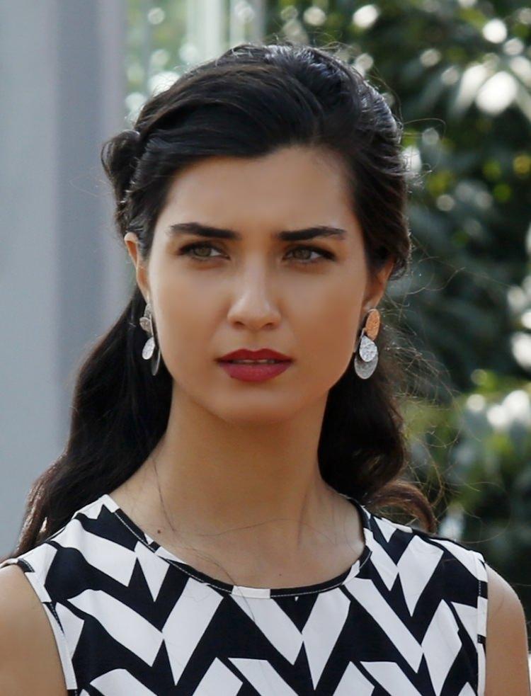 <p>Üniversiteyi bitirdikten sonra yönetmen Tomris Giritlioğlu sayesinde oyunculuğa başladı.</p>