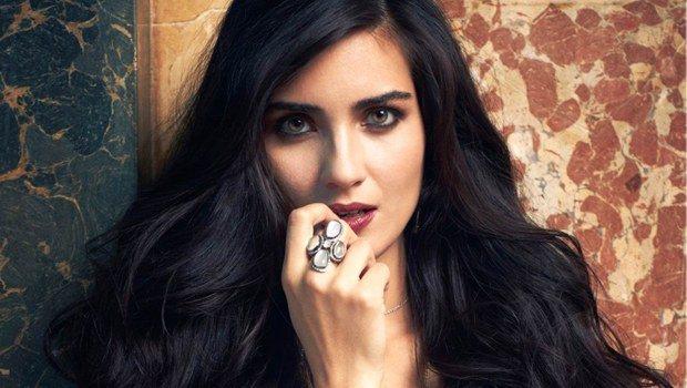 <p>Tuba Büyüküstün, sevdiği insanlarla dokunarak temas kurmaktan hoşlanır. </p>
