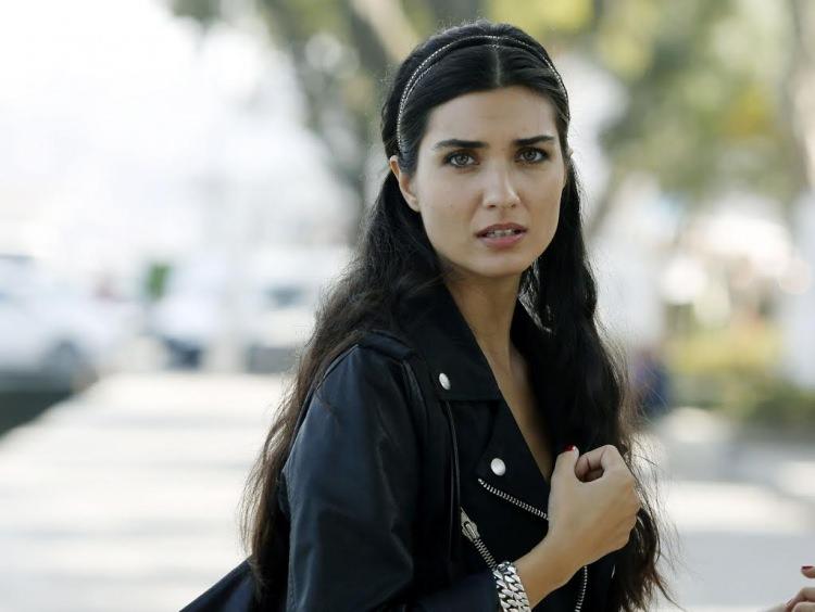 <p>Fakat Tuba Büyüküstün, Mimar Sinan Güzel Sanatlar Üniversitesi, Sahne Dekorları ve Kostüm Tasarımı bölümünden mezun oldu. </p>
