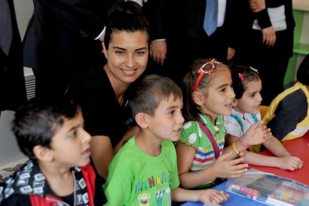 <p>UNICEF tarafından Kilis'e yaptırılan 12 derslik okul hizmete açıldı. Açılış törenine UNICEF'in İyi Niyet Elçisi Tuba Büyüküstün de katıldı.</p>
