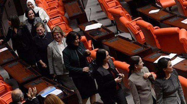 <p><strong>Kadınlar siyasi alanda erkeklere göre daha az yer aldı</strong></p>

<p>Türkiye Büyük Millet Meclisindeki <strong>kadın milletvekili oranı 1935</strong> yılında <strong>yüzde 4,5 </strong>iken, 81 yıl sonra bu oran yüzde 14,7'ye yükseldi. Türkiye'de <strong>bakan sayısı 2016 yılında 27 olup bunların sadece biri kadın </strong>oldu. </p>
