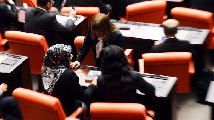 <p>Ülkemizde 2009 yılı yerel seçimlerinde<strong> kadın belediye başkanı oranı yüzde 0,9 iken 2014 yılı yerel seçimlerinde bu oran yüzde 2,9 </strong>oldu. </p>