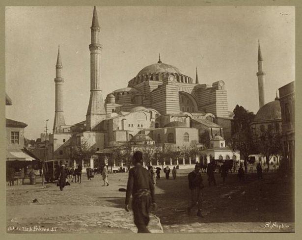 <p>Ayasofya'nın cami olduğu dönemden görüntüsü</p>
