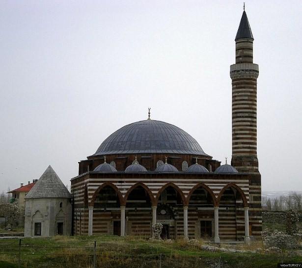 <p>Van Hüsrev Paşa Camii</p>
