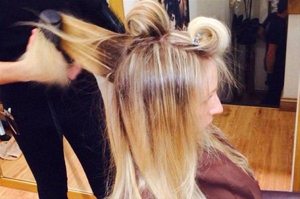 <p>Londra'da bir stilist, televizyon sunucusu Naomi Isted'ın saçına son dokunuşlarını yapıyor. </p>
