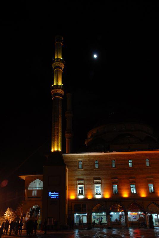 <p>Peygamberimiz Hz. Muhammed’in doğum yıldönümü olan Mevlid Kandili tüm yurtta coşkuyla kutlandı.</p>