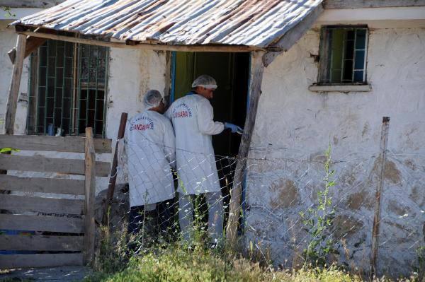 <p>Evlerin isabet aldığı saldırıda ölen ve yaralanan olmazken, köylüler büyük korku yaşadı. Jandarma saldırıyla ilgili geniş çaplı soruşturma başlatırken, saldırganlar aranıyor.</p>