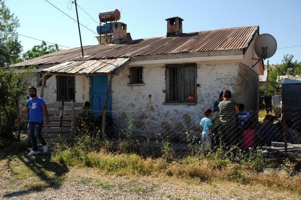 <p>Tunceli merkeze 18 kilometre uzaklıktaki Uzunçayır Baraj Gölü kıyısında bulunan Kanoğlu Köyü'ne saat 03.50'de motosikletle gelen silahlı 2 kişi, önce köy girişinde bulunan Beser Gürarslan'a ait evin kapısını çaldı.</p>