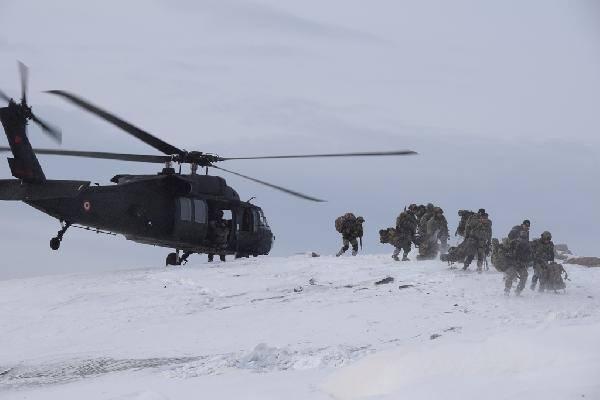 <p><strong>Tunceli Aliboğazı'nda PKK'ya ağır darbe!</strong></p>

<p>Türk Silahlı Kuvvetleri, Tunceli Aliboğazı bölgesinde düzenlenen operasyonda PKK'ya ait 13 sığınak ve 3 mağara bulunduğunu açıkladı.</p>
