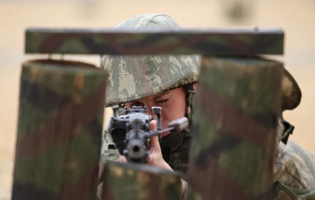 <p>4&rsquo;&uuml;nc&uuml; Tugay Komutanlığı&rsquo;nda g&ouml;revli Astsubay Kıdemli &Ccedil;avuş Nihal Kenar, Y&uuml;zbaşı Emine Kalkan ve &uuml;steğmenler &Ouml;zge Erdoğan ile Tuğba &Ouml;ks&uuml;z kadın olmalarına rağmen&nbsp;<a href="http://www.haber7.com/etiket/asker" target="_blank">asker</a>lik g&ouml;revlerini erkeklerden geri kalmayarak yerine getiriyor. Askerlik mesleğini se&ccedil;en kadın komutanların tercih sebeplerinin başında &uuml;niformaya duydukları saygı geliyor. T&uuml;rkiye&rsquo;nin &ccedil;eşitli illerinden gelerek Tunceli dağlarında aynı kaderi paylaşan kadın komutanlar, vatan savunması i&ccedil;in ter&ouml;r&uuml;n yoğun olduğu Tunceli dağlarında korkusuzca g&ouml;rev yapıyor. Kadın komutanlar, erkek askerler gibi eğitimlerini s&uuml;rd&uuml;r&uuml;yor. Tunceli&rsquo;nin sarp kayalıkları ve &uuml;rk&uuml;t&uuml;c&uuml; ormanlıklarında operasyon i&ccedil;in hazırlık yapan erkek meslektaşları ile birlikte eğitim g&ouml;ren kadın komutanlar, eğitimlerinde ger&ccedil;ek silah kullanıyor. Tunceli dağlarının kadın kartalları olarak anılan 4 kadın subay, 4&rsquo;&uuml;nc&uuml; Komando Tugayı&rsquo;nın g&ouml;z bebekleri olarak g&ouml;rev yapıyor.</p>
