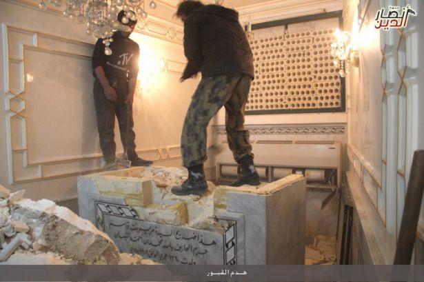 <p>Matkap ve kazma kullanılarak yapılan yıkım işleminde t&uuml;rbede bulunan zatın kabri a&ccedil;ıldı ve h&uuml;credeki kalıntılar &ccedil;ıkarıldı.</p>
