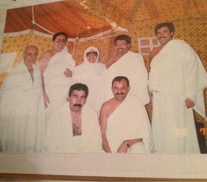 Twitter hesabından fotoları paylaşan Feyzi İşbaşaran ilk fotoğrafını '' Biraz fotoğraf paylaşalım '' yorumu ile paylaştı. Feyzi İşbaşaran, Turgut &Ouml;zal'ın Mekke'de Hac yaparken, denizde y&uuml;zerken, Tanju &Ccedil;olak, Rıdvan Dilmen, Benazir Butto ile birlikte &ccedil;ekilen fotoğrafını ve daha g&ouml;rmediğimiz bir ka&ccedil; kareyi daha twitter hesabından takip&ccedil;ileri ve merhum Turgut &Ouml;zal'ın sevenleri i&ccedil;in paylaştı. 