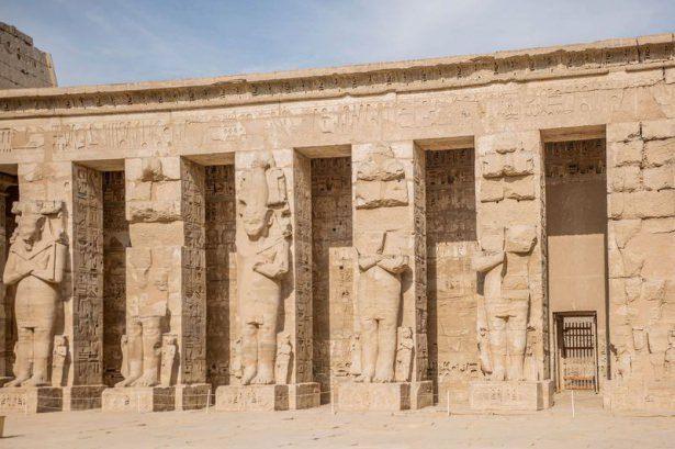 <p>Mısır'ın Luksor kentinin Batı yakasında yer alan Medinet Habu kompleksinde yer alan Firavun III. Ramses'in Cenaze Tapınağı yerli ve yabancı turistlerin ilgisini çekiyor. </p>