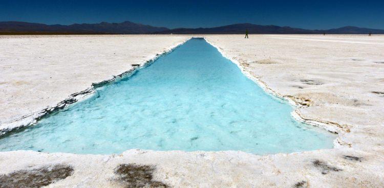 <p><strong>Salinas Grandes, Arjantin</strong></p>

<p>Bu tuz çölü aslında 250 km uzunluğunda ve 100 km genişliğinde büyük bir tuz bataklığıdır. Yağmur yağdığında dev bir ayna haline geliyor.</p>
