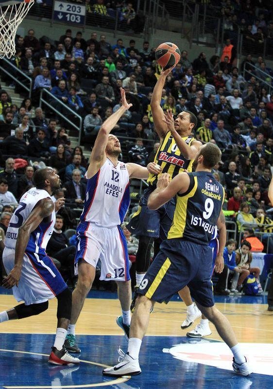 <p>THY Avrupa Ligi Top 16 turu F Grubu'nda iki Türk takımının karşı karşıya geldiği 14. ve son hafta maçında Fenerbahçe Ülker, Anadolu Efes'i 83-72 yendi.</p>