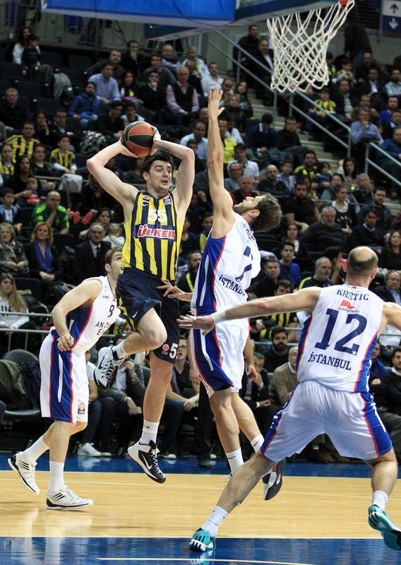 <p>THY Avrupa Ligi Top 16 turu F Grubu'nda iki Türk takımının karşı karşıya geldiği 14. ve son hafta maçında Fenerbahçe Ülker, Anadolu Efes'i 83-72 yendi.</p>