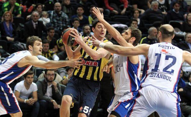 <p>THY Avrupa Ligi Top 16 turu F Grubu'nda iki Türk takımının karşı karşıya geldiği 14. ve son hafta maçında Fenerbahçe Ülker, Anadolu Efes'i 83-72 yendi.</p>