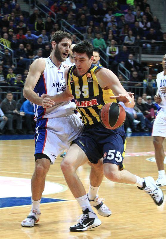 <p>THY Avrupa Ligi Top 16 turu F Grubu'nda iki Türk takımının karşı karşıya geldiği 14. ve son hafta maçında Fenerbahçe Ülker, Anadolu Efes'i 83-72 yendi.</p>