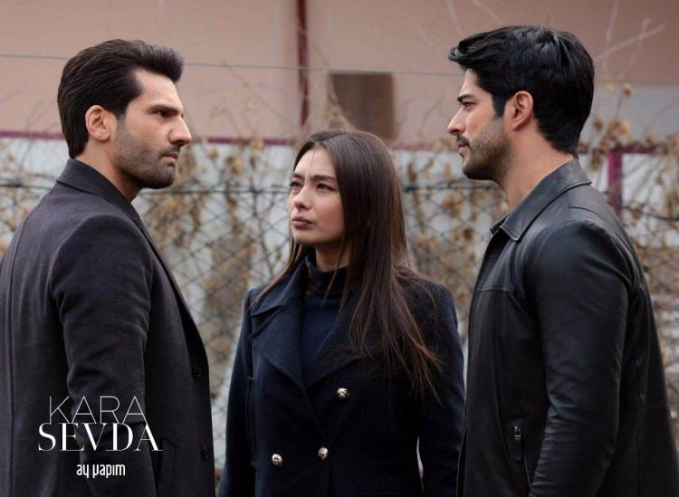 <p><strong>Kara Sevda </strong><br />
<br />
 Kara Sevda'nın ilk bölümü Zonguldak'ta çekildi. Nihan ve ailesinin oturduğu ev İstinye – Yeniköy yolu üzerinde.<br />
Kemal’in ailesinin evi Üsküdar Kuzguncuk’ta, Emir Kozcuoğlu şirketi ise Acıbadem Üniversitesi’nde.<br />
 </p>
