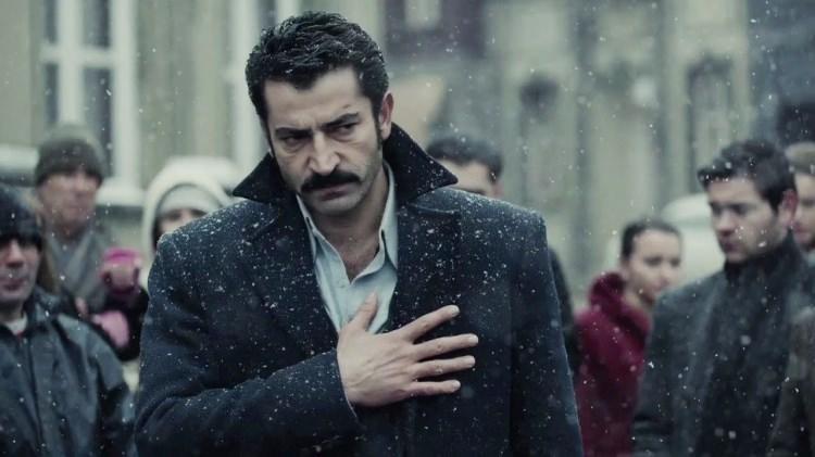 <p><strong>Karadayı</strong><br />
<br />
Kenan İmirzalıoğlu ve Bergüzar Korel'in başrollerini paylaştığı dizi için özel bir mahalle inşa edildi. Dizi için Beykoz'taki eski kundura fabrikasında mahalle inşa edilmişti.<br />
 </p>
