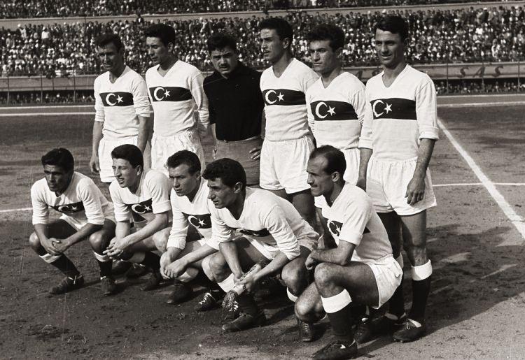 <p>Türkiye ile Brezilya A Milli Futbol Takımları, 1 Mayıs 1956 tarihinde Mithatpaşa Stadyumu'nda dostluk maçında karşı karşıya geldi. Karşılaşmayı Brezilya 1-0 kazandı. Türkiye, bu maça şu 11'le çıktı: Turgay Şeren, Naci Erdem, Saim Tayengil, Basri Dirimlili, Mustafa Ertan, Necdet Çoruh, İsfendiyar Açıksöz, Kadri Aytaç, Can Bartu, Ergun Öztuna, Metin Oktay.</p>
