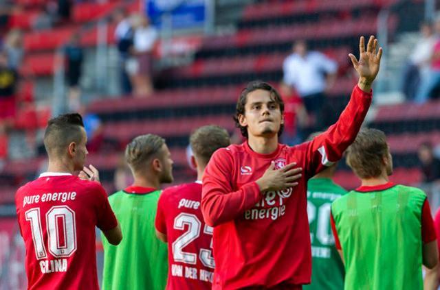 <p>Twente'nin, Vitesse'yi 2-1 yendiği maçta fileleri bir kez havalandıran 19 yaşındaki forvet oyuncusu, 5 karşılaşmada attığı 6 golle gol krallığı yarışında liderlik koltuğunu bırakmadı.</p>
