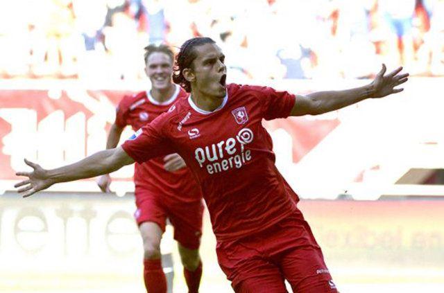 <p>Hollanda'da top koşturan bir diğer Türk oyuncu Bilal Başaçıkoğlu da sonradan oyuna girdiği ve Feyenoord'un Roda'yı 5-0 yendiği maçta, Jens Toornstra'nın 88. dakikada attığı golün pasını verdi.</p>