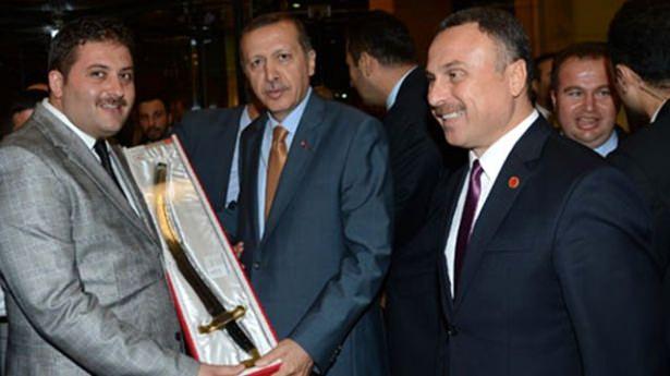 <p><strong>ERDOĞAN'A DA HEDİYE EDİLMİŞTİ</strong></p>
<p>Denizli TÜMSİAD üyeleri 2013 yılında Recep Tayyip Erdoğan'a özel ürettirilen orijinal el yapımı Osmanlı Kılıcı hediye etmişti.</p>