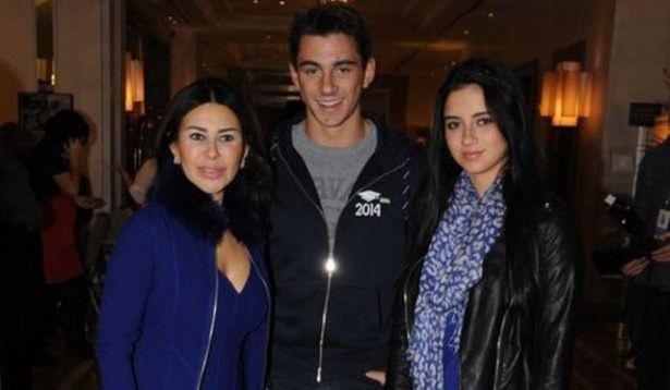 <p>Suzan Sabancı Dinçer, oğlu ve kızı ile...</p>
<p> </p>