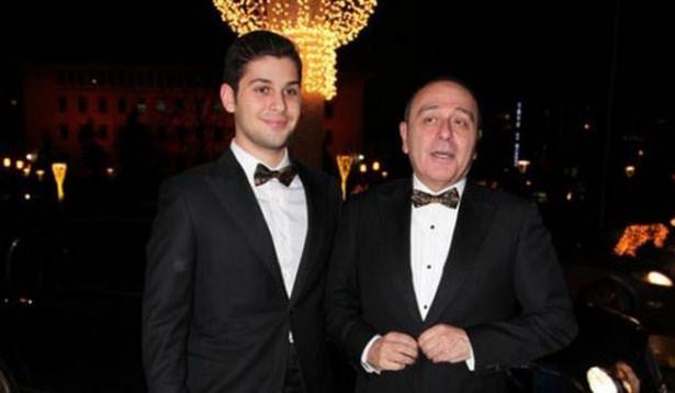 <p>Hakan ve Hacı Sabancı'nın kardeşi Kerim Sabancı, babası ile...</p>
<p> </p>
