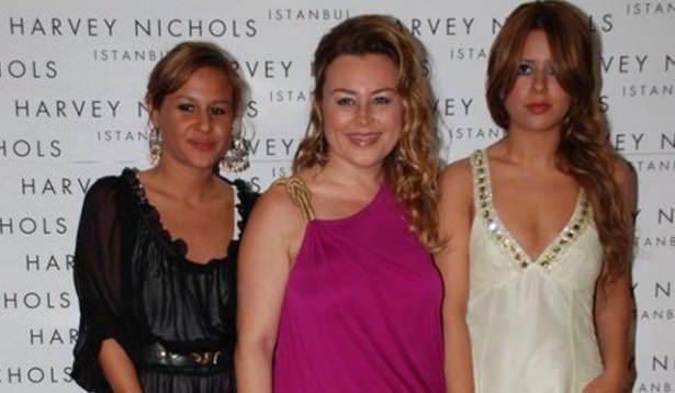 <p>Demet Sabancı Çetindoğan, kızları ile beraber...</p>
<p> </p>