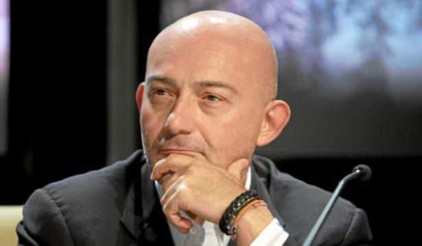 <p>Doğuş Holding Yönetim Kurulu Başkanı Ferit Şahenk çocukları: </p>
<p>*Defne Şahenk</p>