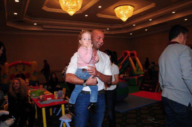 <p>Anadolu Grubu'nun Yönetim Kurulu Başkanı Tuncay Özilhan'ın oğlu İzzet Özilhan'ın çocukları: </p>
<p>*Emine Özilhan (Resimde babasıyla beraber görülmekte) <br />
*Ela Özilhan</p>