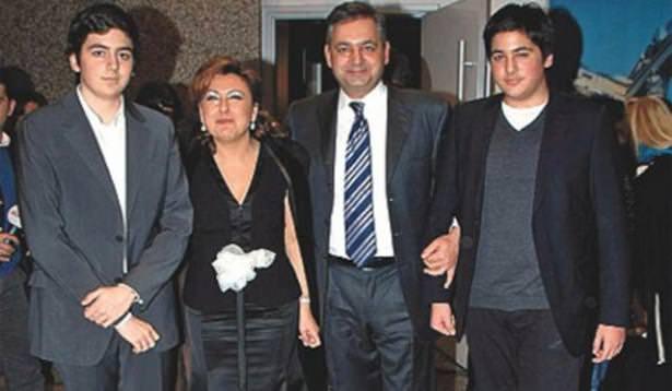 <p>Arzuhan Doğan Yalçındağ, oğulları ile...</p>
<p> </p>