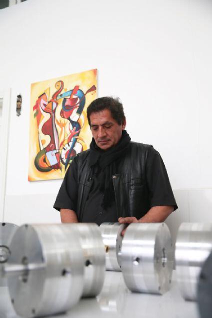 <p>Tek yakıtı bu. Cihaz hiçbir fosil yakıt tüketmeden yeşil enerji ile çalışıyor. Elektriği sadece buradaki motor tüketiyor. Suyu ısıtmak için elektrik kullanmıyoruz. Tüketimle ilgili doğru bir rakam verebilmemiz için stabil bir zemin üzerinde konuşmamız gerekiyor.</p>
