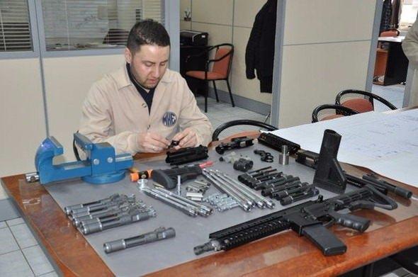 <p>3 yeni milli tüfek <br />
<br />
"MPT-55 piyade tüfeğinin iki modeli var. Birinci modelimiz 'Karabin' tipi kısa modelimiz. Bu modelimizin ağırlığı 2 kilo 900 gram ve dakikada 750 atım sayısına ulaşabilmekte. Plastik şarjörü, teleskopik ayarlanabilir dipçiği mevcut. 400 metre etkili menzile sahip. Atış kabiliyeti yüksek, hafif, etkili bir piyade tüfeğidir. Özellikle meskun mahal çatışmalarında, komando birliklerinde kullanılabilecek etkili modern bir piyade tüfeğidir."</p>