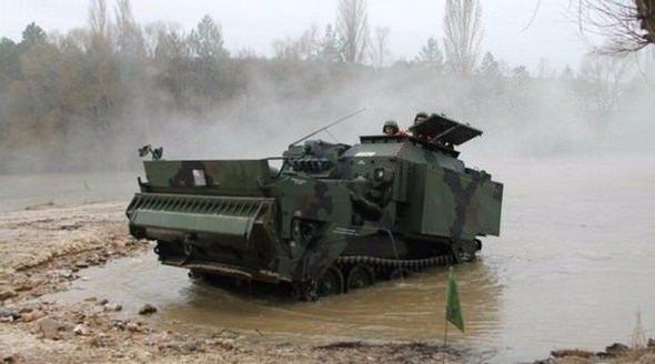 <p>KUNDUZ - AZMİM <br />
<br />
Aracın üzerinde; termal kamera, sis havanları, 2 adet su jeti, iklimlendirme ve KBRN Sistemi, Balast boşaltma sistemi, dozer bıçağı yer alıyor.</p>